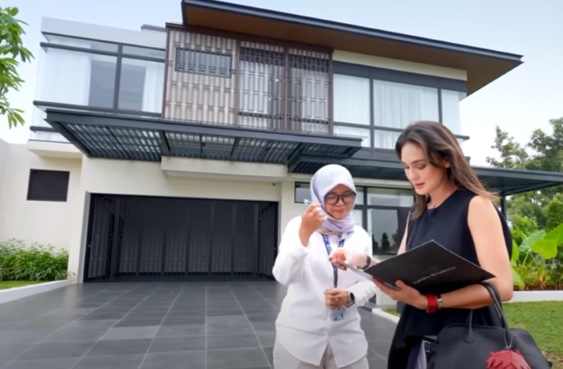 Luna Maya serah terima dokumen sertifikat pembelian rumah baru di Perumahan kawasan selatan Jakarta.