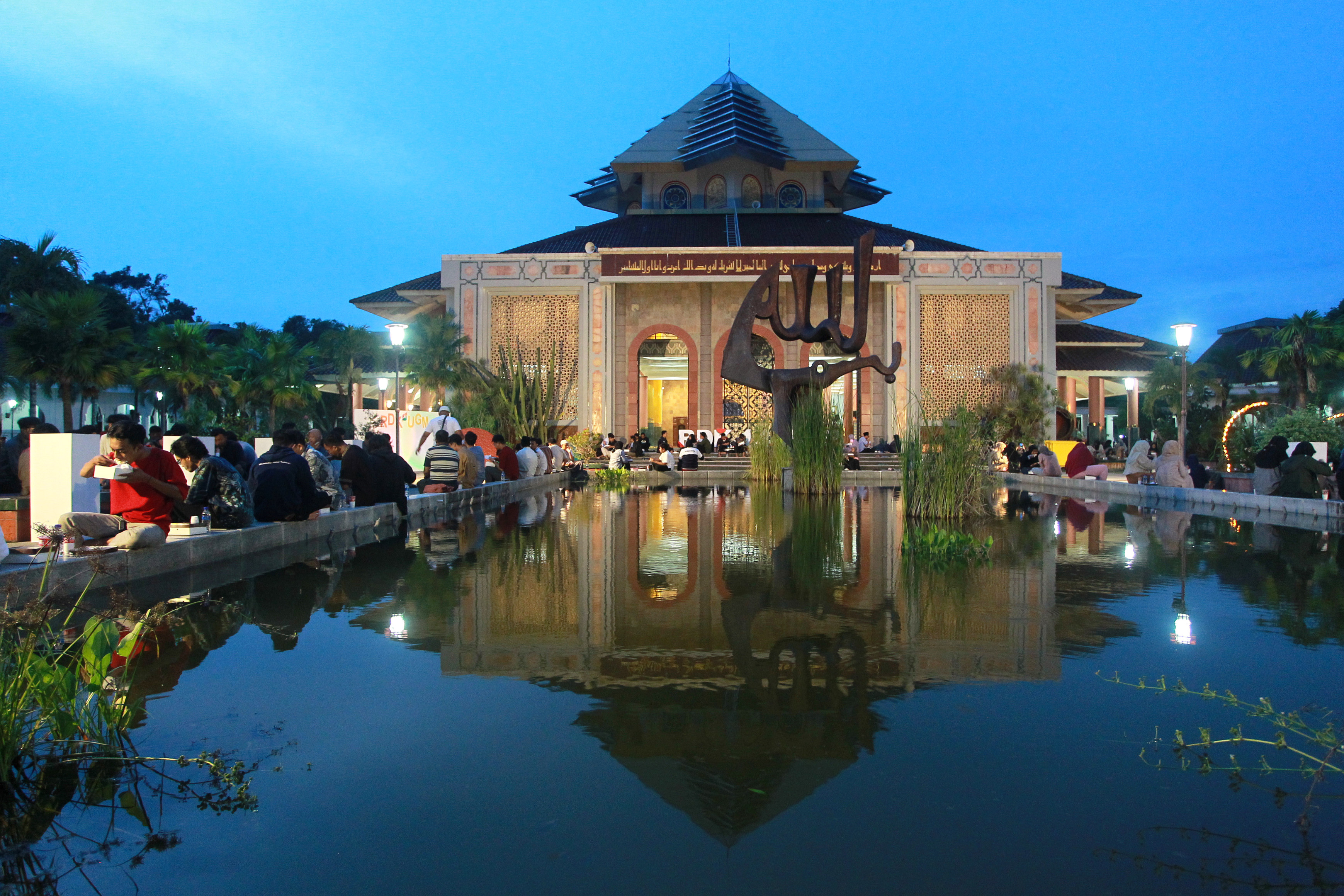 Pembagian takjil dan santap sahur ini banyak dilakukan masjid-masjid di Jogjakarta. Termasuk masjid-masjid di lingkungan kampus. Sebagian umat muslim di Jogjakarta ada