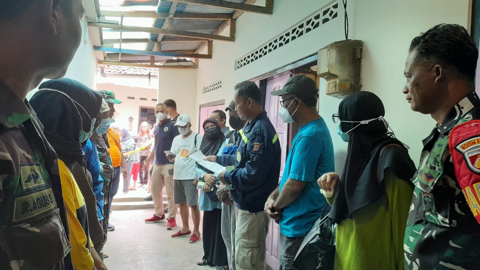 KOORDINASI: Petugas dan warga di Kalurahan Karangjambe, Kapanewon Banguntapan, Bantul.