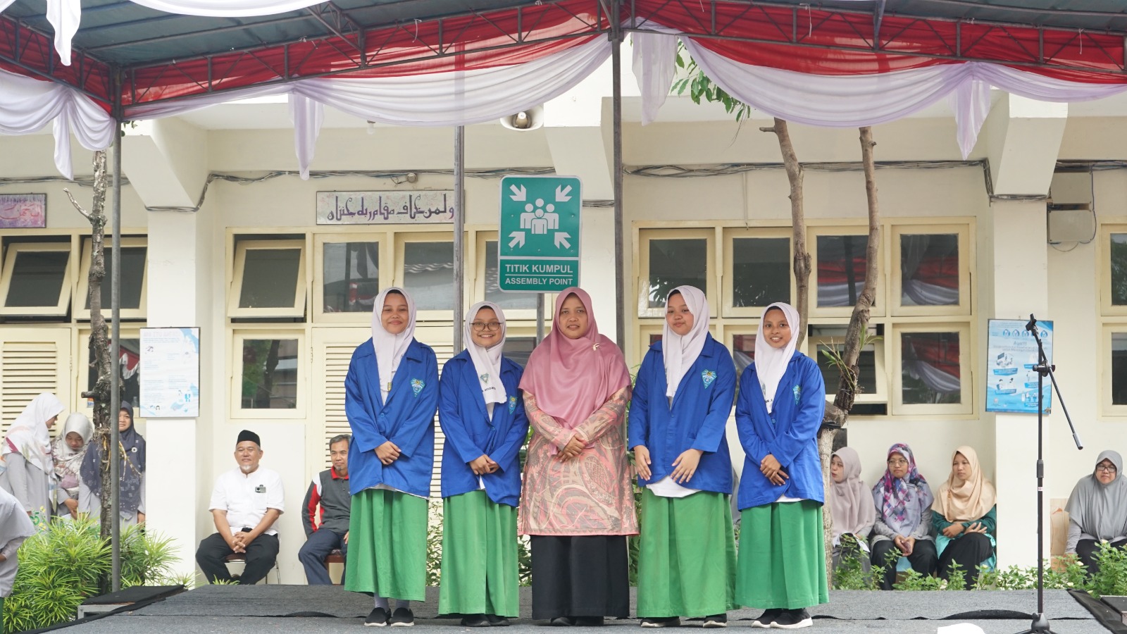 MANFAAT: Santri berfoto bersama dalam penerjunan Mubaligh Hijrah yang merupakan program pengabdian kepada masyarakat dari Madrasah Muallimat Yogyakarta.