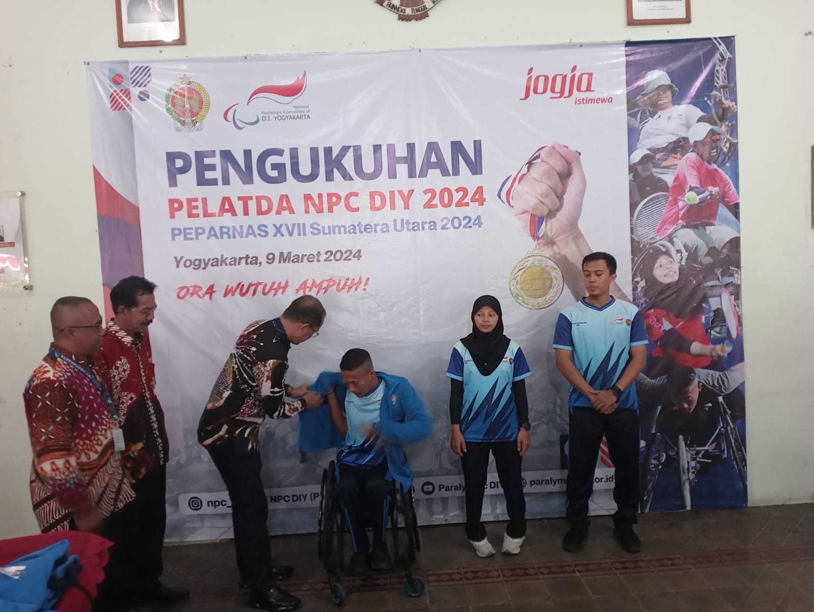 DUKUNG: Sekda DIY Beny Suharsono dan Ketua NPC DIY Hariyanto saat memakai jaket ke para atlet NPC DIJ di pendopo BPO DIY.