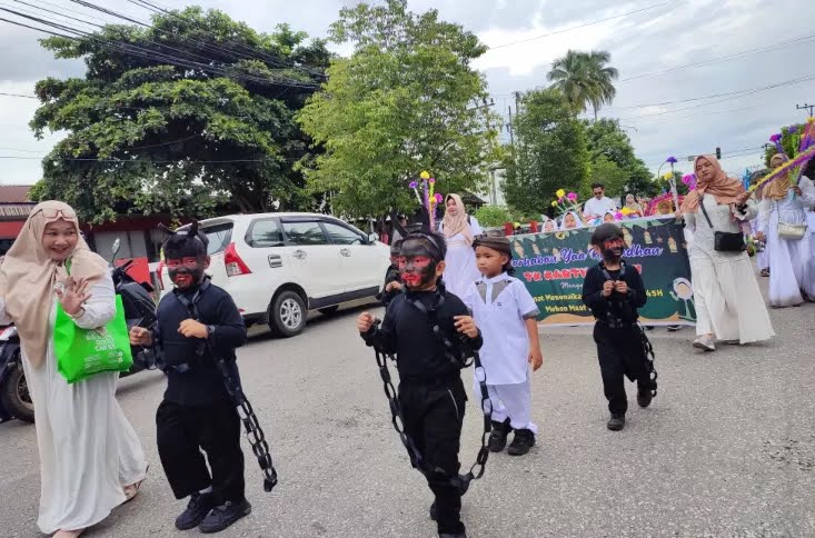 MERIAH - Ratusan murid MIN 6 Gunungkidul mengikuti pawai taaruf menyambut Ramadan pada Jumat (8/3/2024)