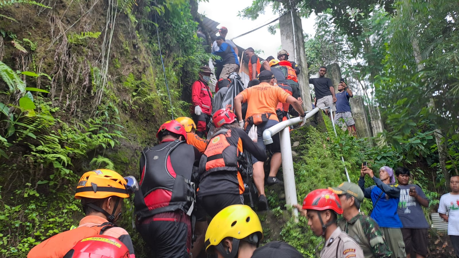 Foto evakuasi korban balita yang tenggelam di Selokan Mataram Mlati, Sleman