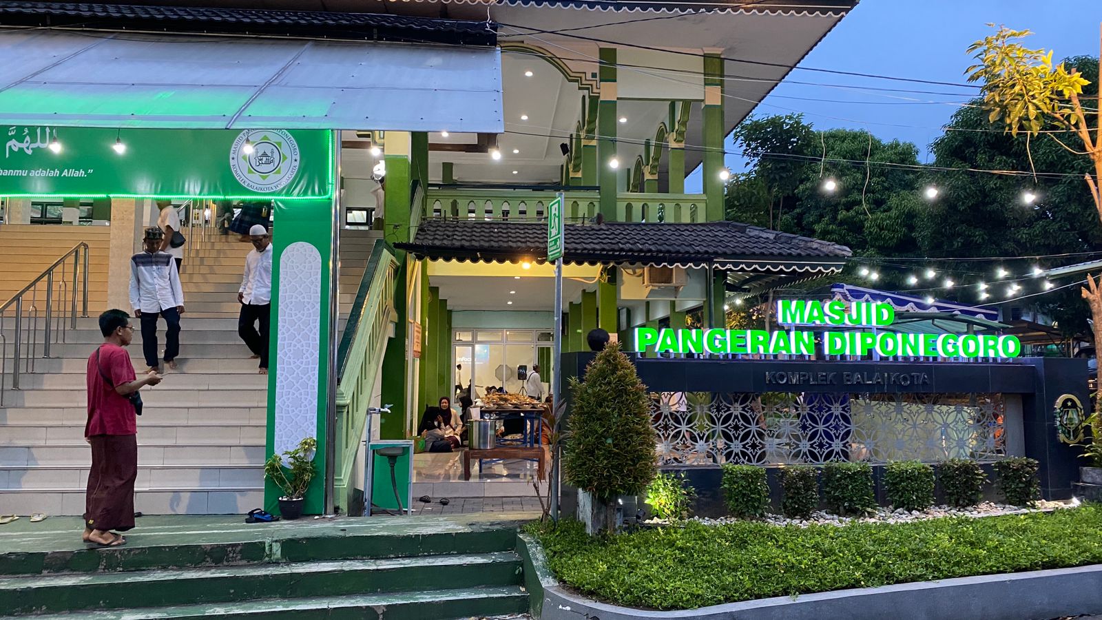 Foto : Suasana buka bersama di Masjid Pangeran Diponegoro, Balai Kota Jogja.