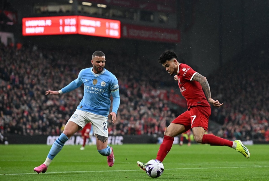 Duel sengit Liverpool kontra Manchester City berakhir dengan skor imbang 1-1 dan sangat mengungtungkan Arsenal