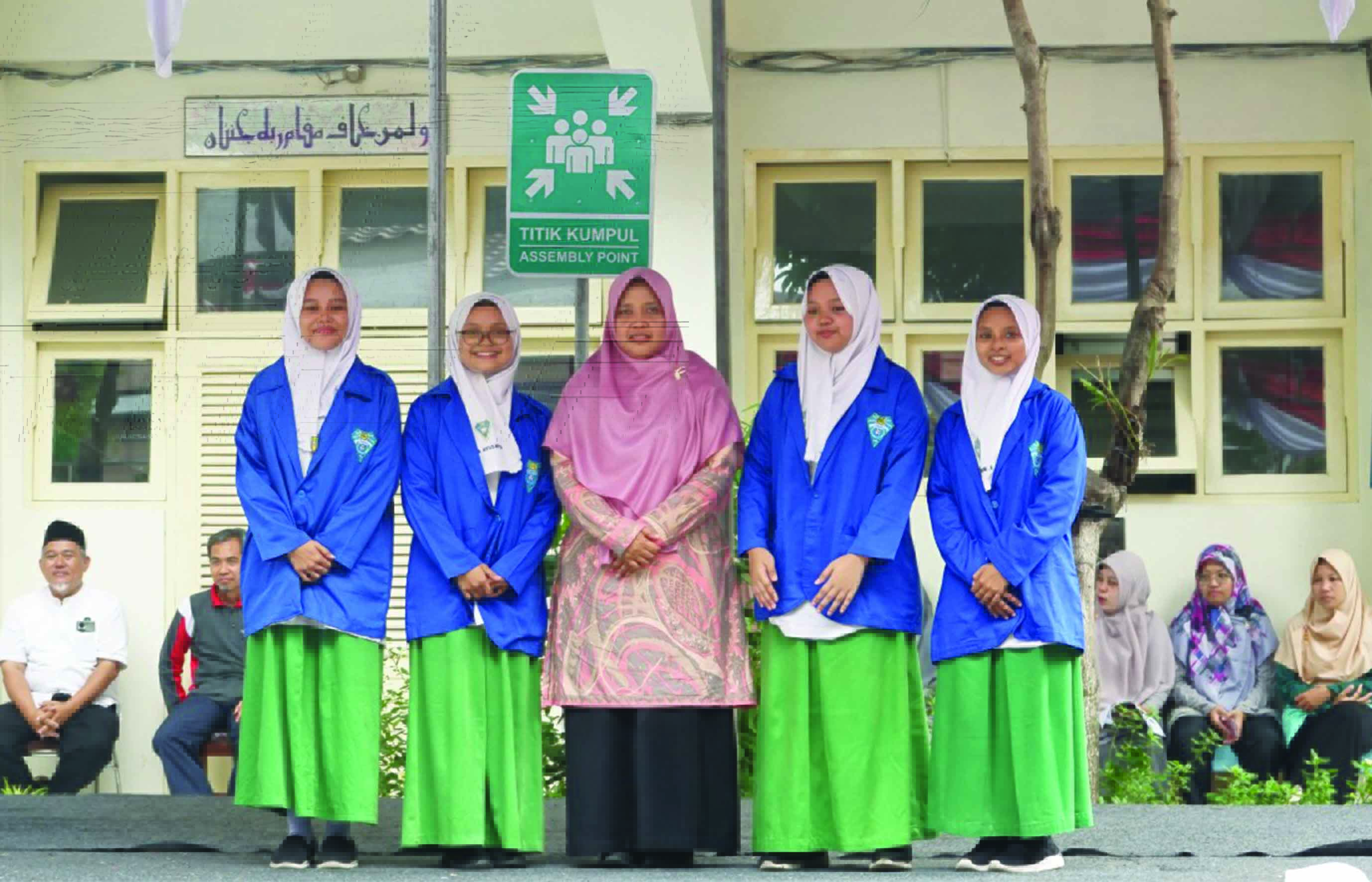 SIAP BERTUGAS: Beberapa santri berfoto bersama dalam penerjunan Mubaligh Hijrah yang merupakan program pengabdian kepada masyarakat dari Madrasah Muallimat