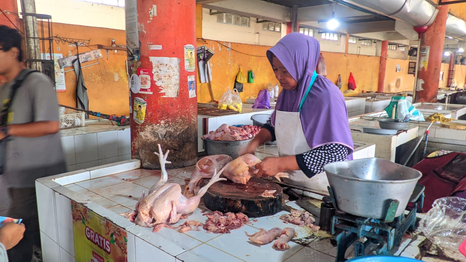 PANTAU : Harga daging ayam potong di Pasar Argosari Wonosari melonjak naik jelang bulan Ramadhan, Senin (11/3).