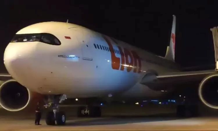 Pesawat Lion Air nomor penerbangan JT-106 mendarat di Bandar Udara Internasional Kualanamu Deli Serdang, Sumatera Utara, Senin (11/3/2024). (FOTO: ANTARA/ HO-Istimewa)