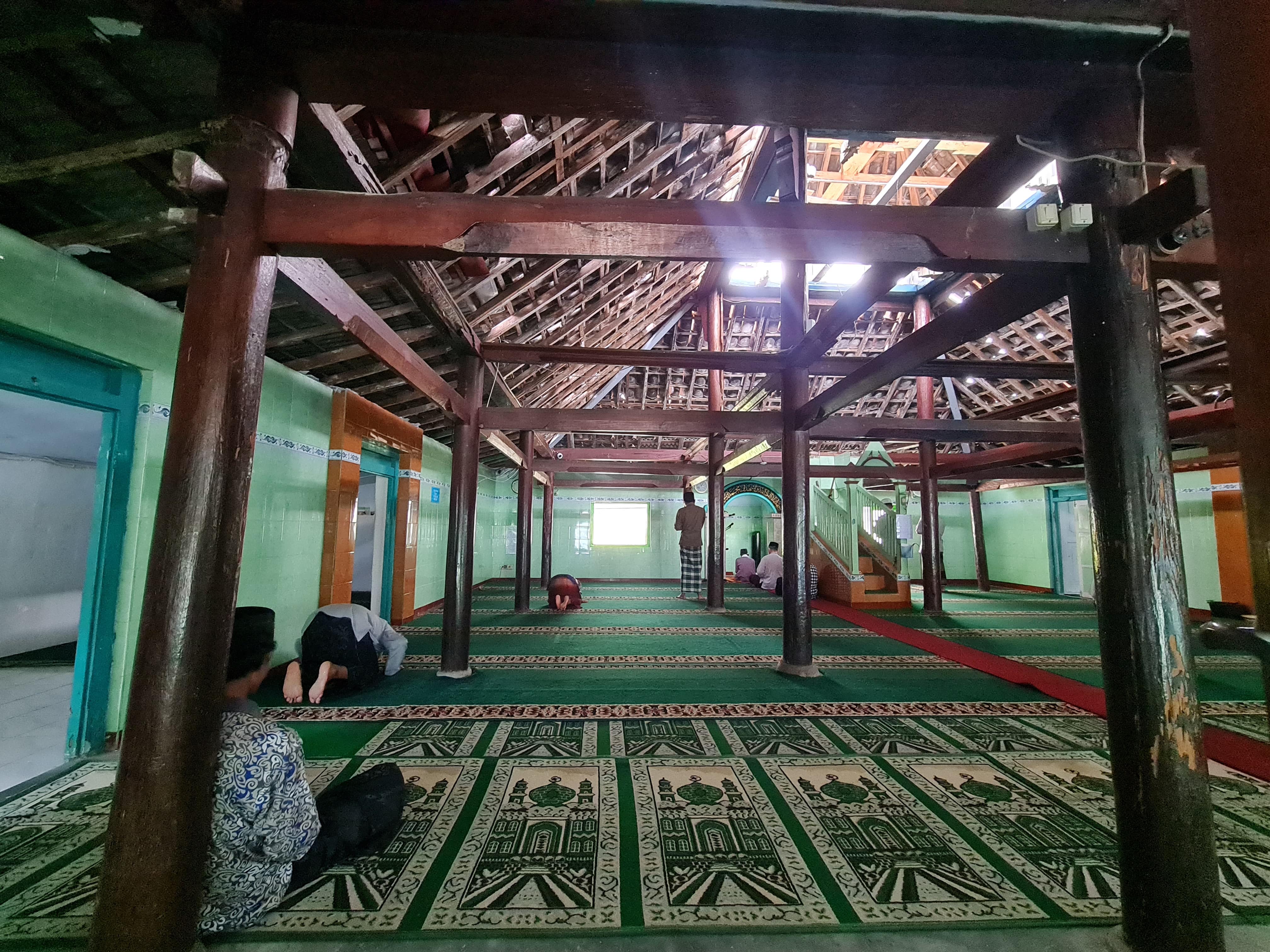 &nbsp;  KAYU TUA: Tiang penyangga Masjid Jami Baitul Muttaqin ini berasal dari kayu kuno dan masih berdiri kokoh hingga sekarang. Meski ada beberapa bagian yang sudah keropos.