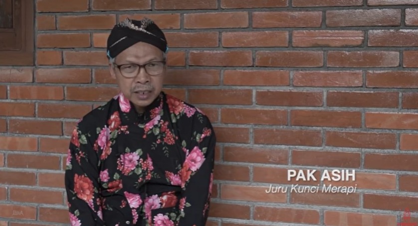Mbah Asih sang juru kunci merapi yang merupakan anak dari Mbak Marijdan