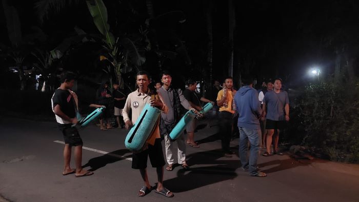 Rombongan pemuda memainkan musik untuk membangunkan orang untuk sahur.