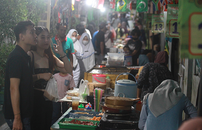 TARDISI: Pedagang melayani para pembeli takjil di Pasar Sore Ramadan di Kampung Kauman, Kota Jogja,(12/3). Guntur Aga/Radar Jogja