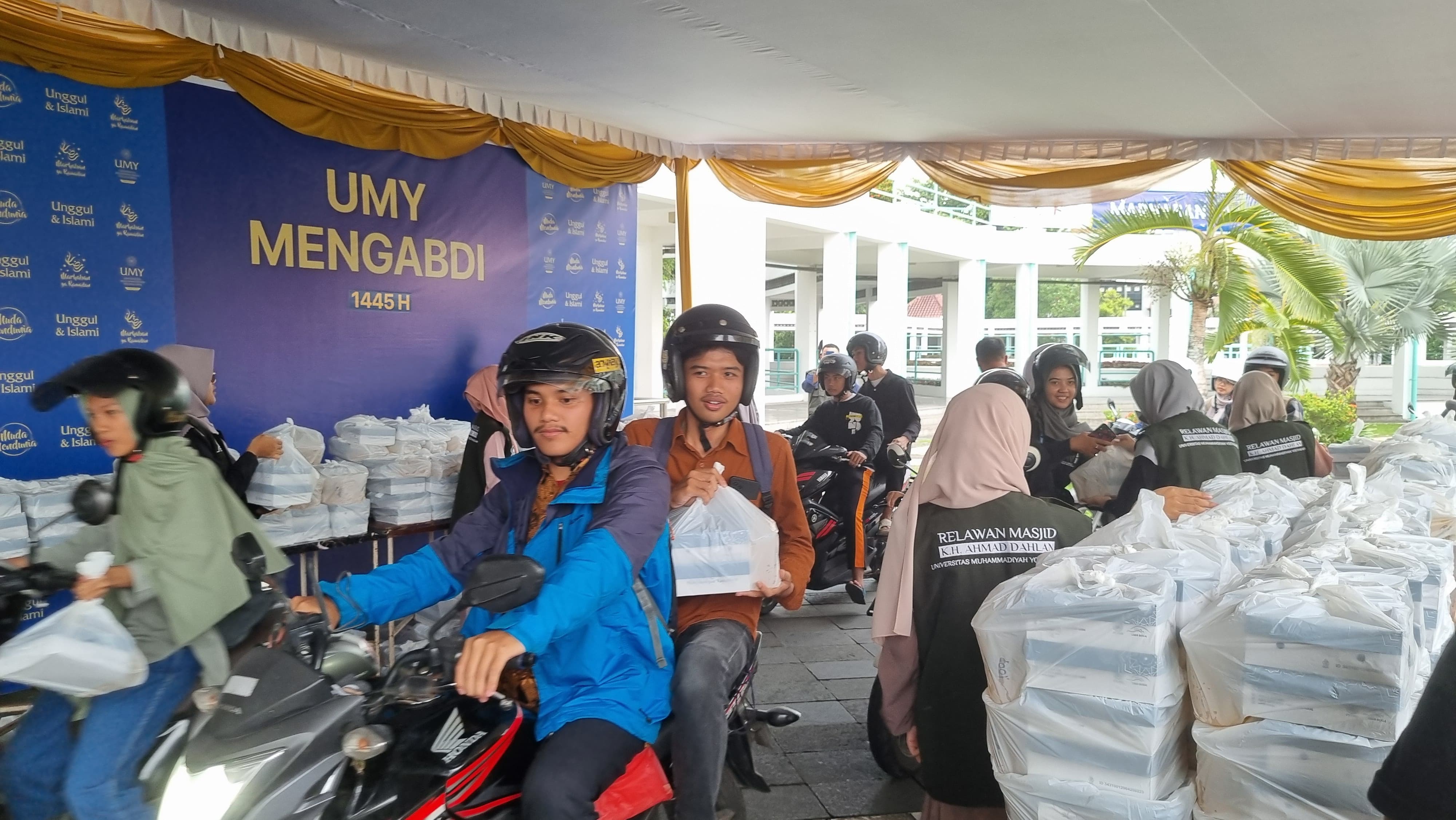 NIKMAT: Mahasiswa UMY saat mengantri takjil di lingkungan kampus, selama bulan Ramadan UMY membagikan total 5.000 takjil setiap harinya kepada para mahasiswa.