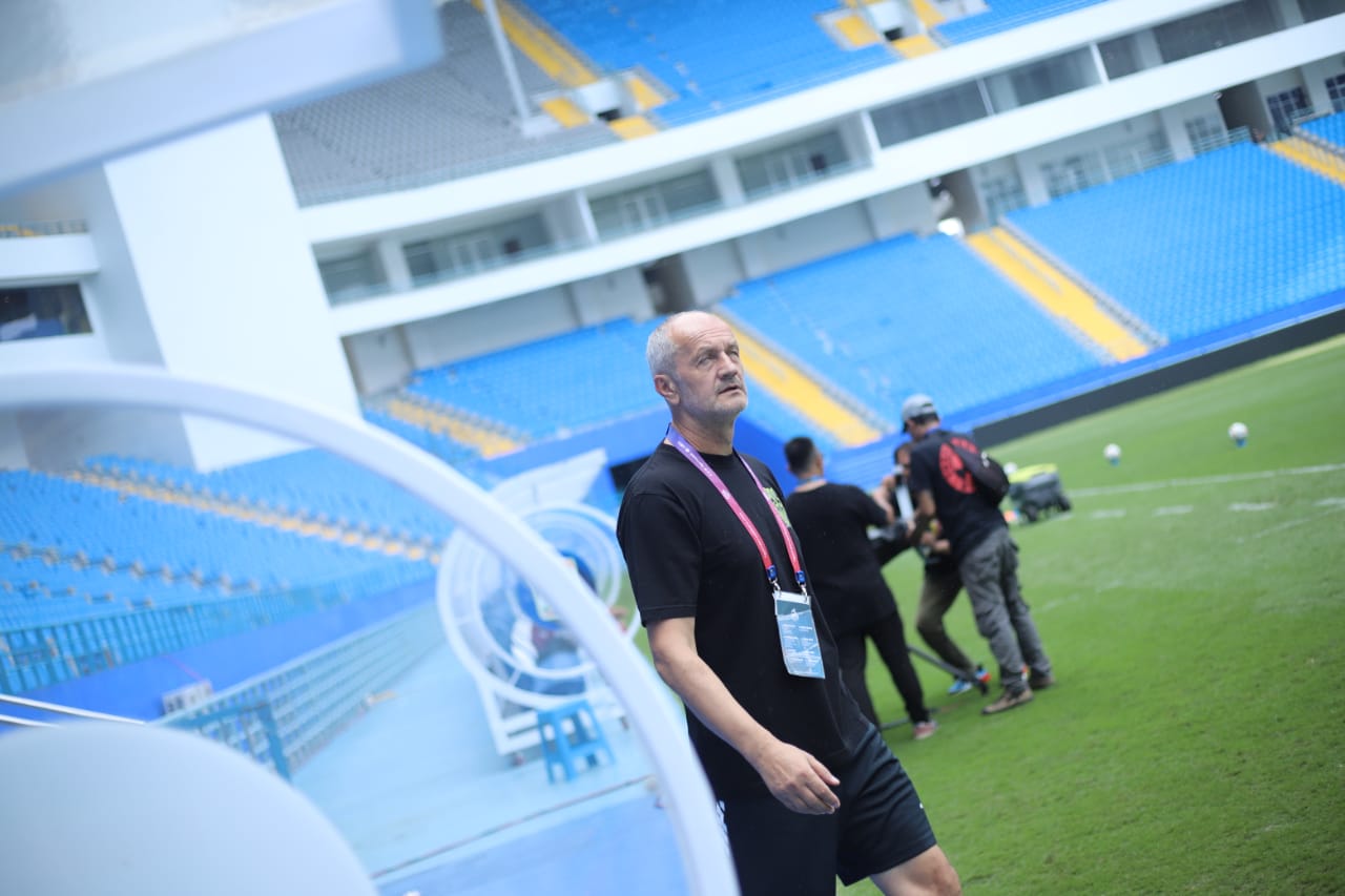 NORMAL: Pelatih kepala PSS Sleman Risto Vidakovic saat memberikan instruksi latihan kepada para anak asuhnya
