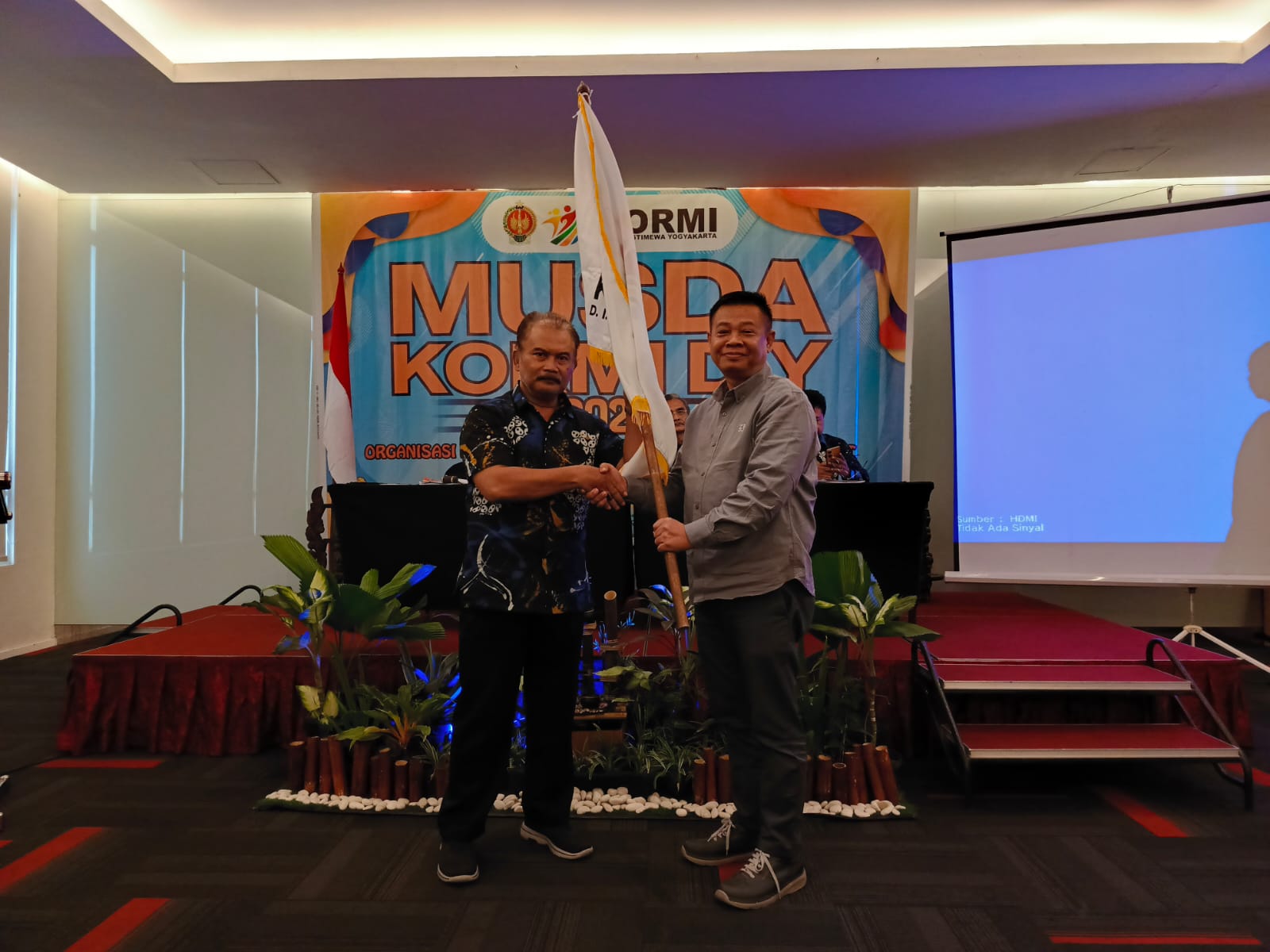 ANYAR: Kadarmanta Bhaskara Aji (kanan) saat menerima bendera dan SK penetapan sebagai ketua umum KORMI DIY 2024-2028 dari ketua sidang pleno Musda Bambang Joko Gambiro.