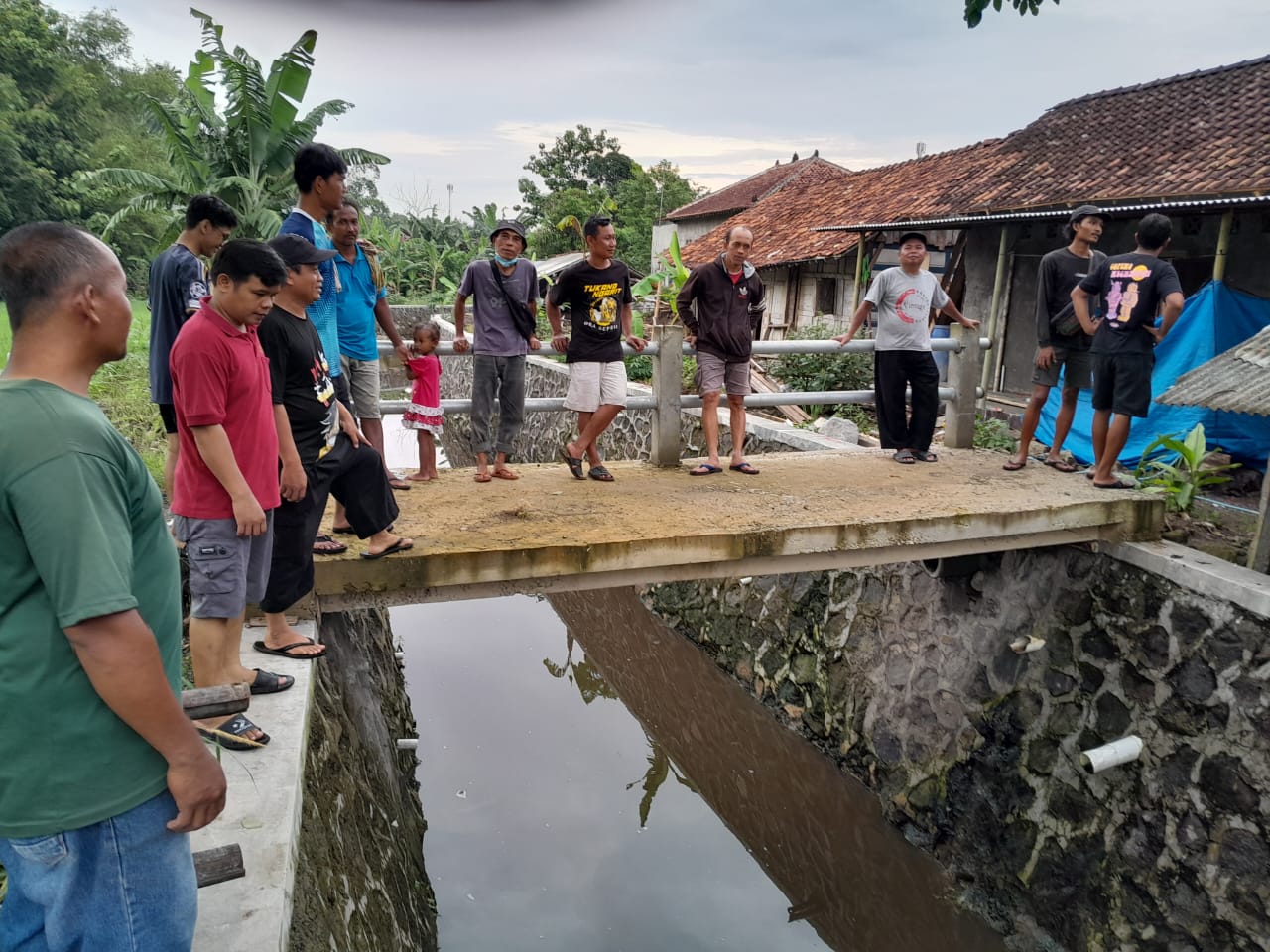 BOCOR: Warga Padukuhan Banyakan 3, Kalurahan Sitimulyo, Piyungan, Bantul saat melakukan pegecekan terhadap pipa lindi TPA Piyungan yang bocor, Senin (11/3).
