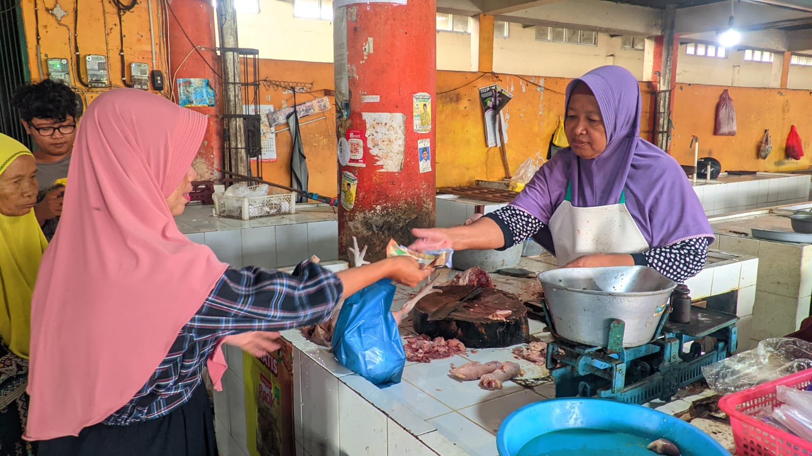 LARIS: Suasana jual beli di Pasar Argosari, Wonosari, Kabupaten Gunungkidul, Senin (11/3).