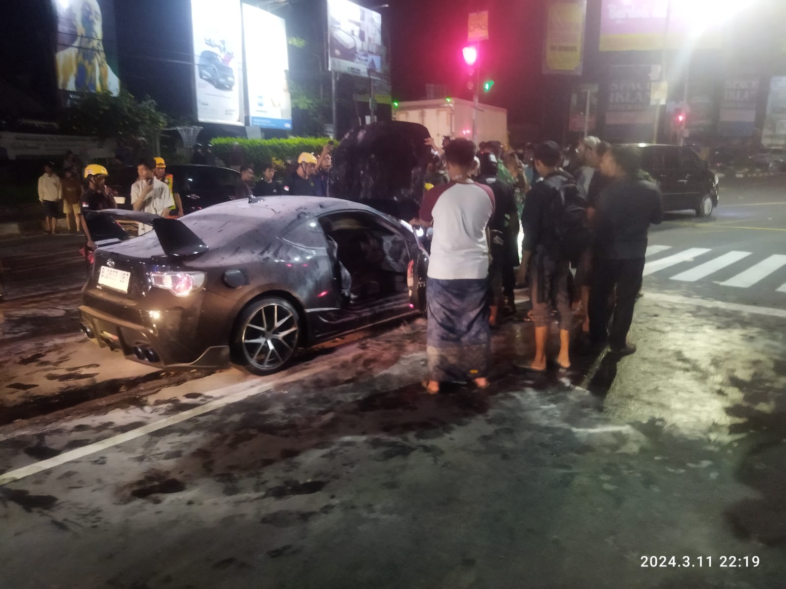 Kondisi mobil yang terbakar pasca dipadamkan secara swadaya.