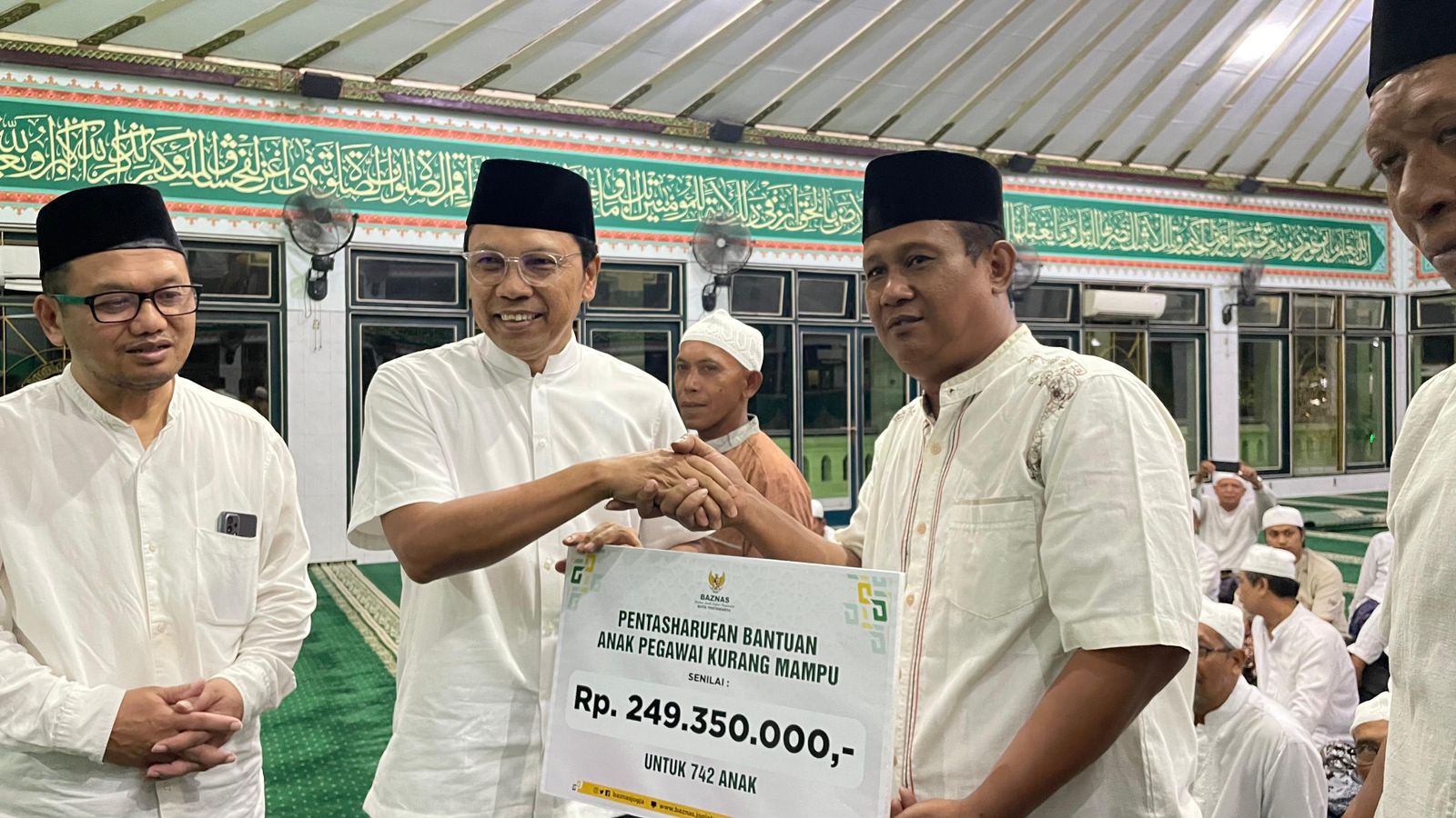 Penyerahan secara simbolis program Pentasharufan Bantuan Anak Pegawai (Non ASN) Kurang Mampu di Kota Jogja oleh Penjabat Walikota Jogja Singgih Raharjo