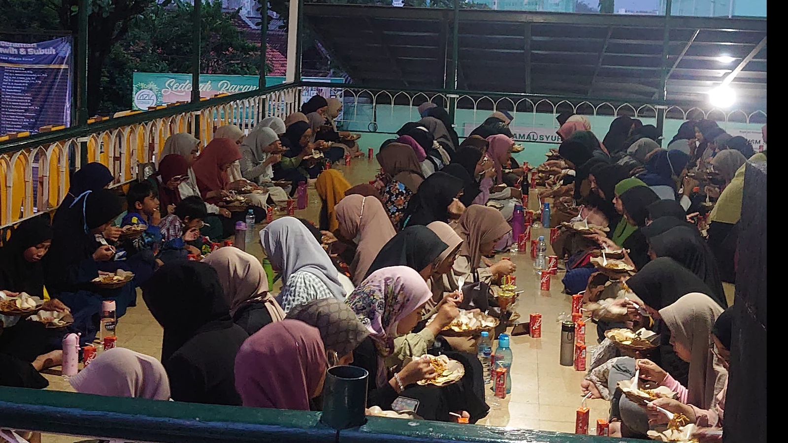 suasana buka puasa dengan menu Nusantara di masjid Agung Syuhada, kota Jogja, Selasa (12/3/2024).