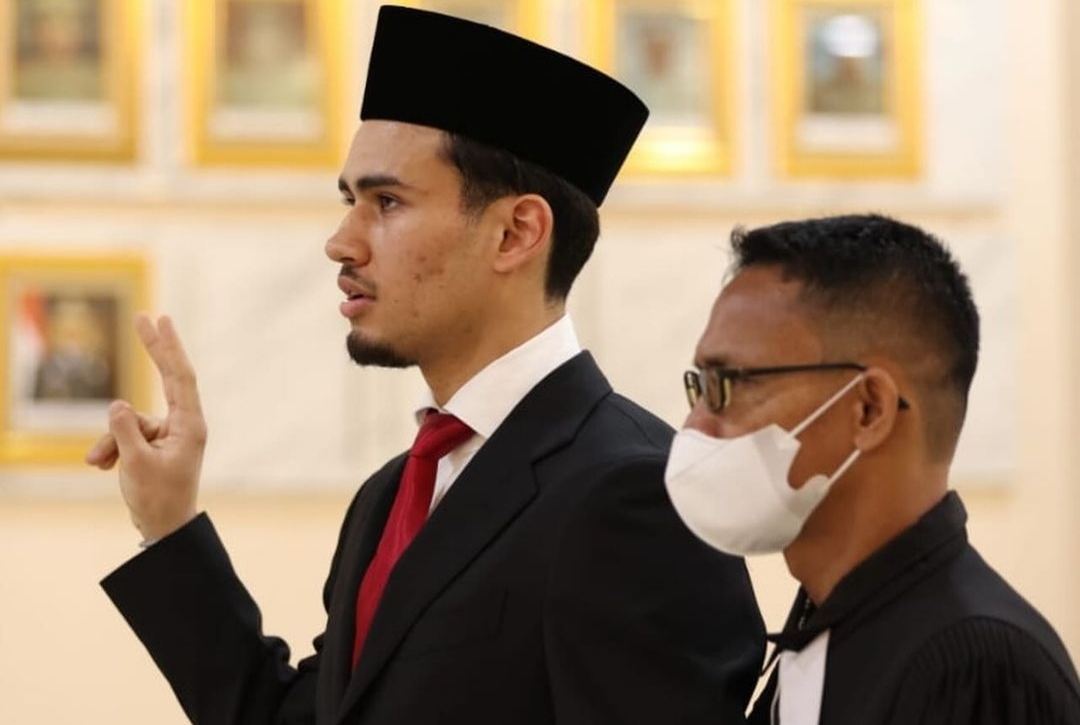 Nathan Tjoe A On laksanakan sumpan menjadi WNI di Kanwil Kemenkumham DKI Jakarta pada senin (11/3) malam (pssi)