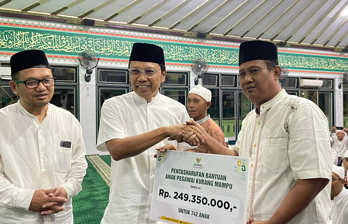 Penyerahan secara simbolis program Pentasharufan Bantuan Anak Pegawai (Non ASN) Kurang Mampu di Kota Jogja oleh Penjabat Walikota Jogja Singgih Raharjo di Masjid Pangeran Diponegoro, Balai Kota Jogja,