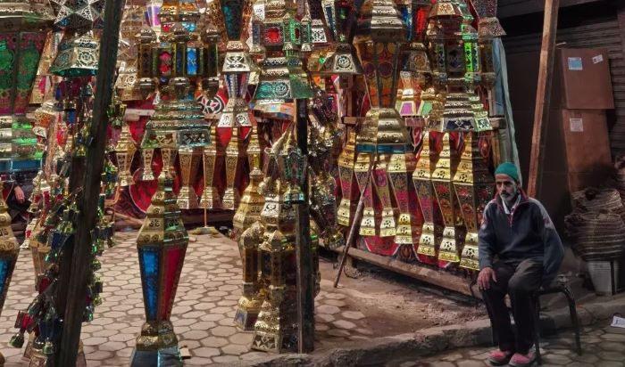 Sejumlah pedagang yang berjualan lampion di Mesir