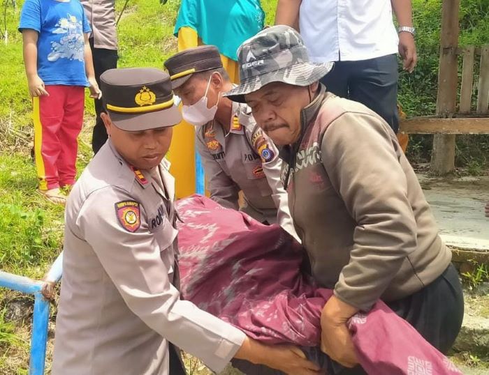 Evakuasi jasad nenek yang ditemukan meninggal dunia di Kalurahan Mertelu, Gedangsari, Gunungkidul, Selasa (12/3) sekitar pukul 09.30 WIB