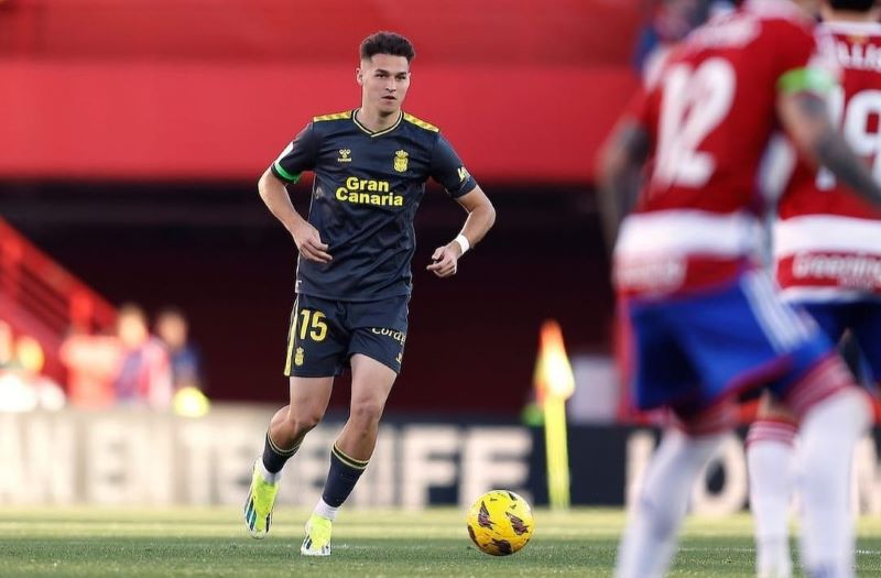 pemain bertahan modern yang berseragam Las Palmas jebolan akademi La Masia, Mika Marmol