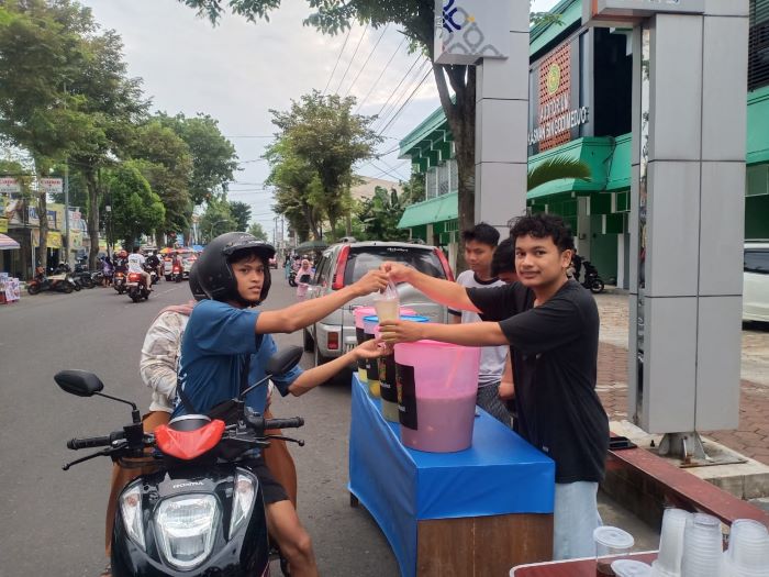 Pedagang takjil di depan kampus UMP tengah menunggu konsumen, Selasa (12/3).