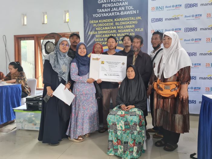 BERKUMPUL: Seluruh&nbsp;ahli&nbsp;waris&nbsp;salah satu keluarga di Desa Sriwedari, Muntilan bersama-sama mendatangi gedung Muhamadiyah Keji untuk menerima UGR proyek tol Jogja-Bawen, Rabu
