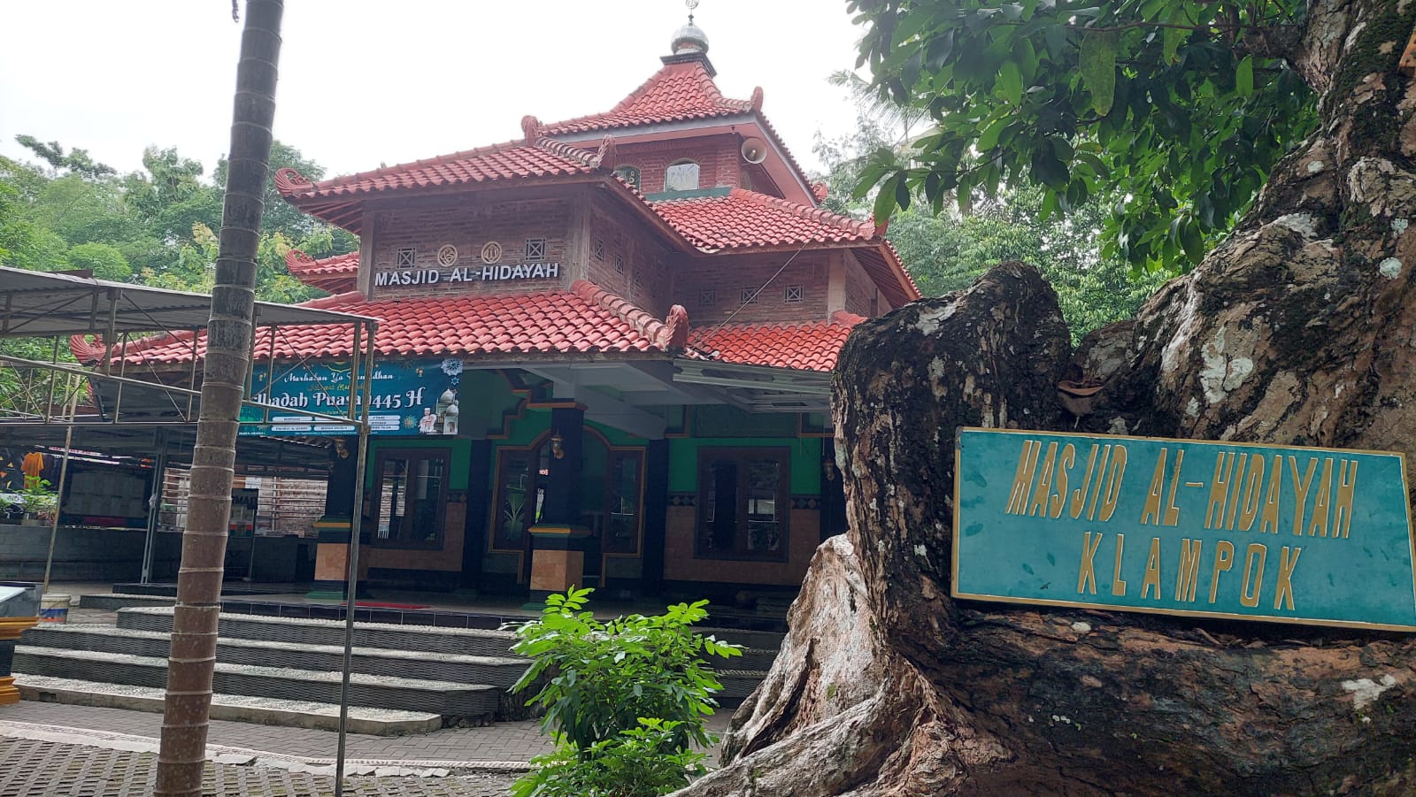 UNIK: Tepat di depan Masjid Al-Hidayah terdapat pohon jambu klampok yang sudah berusia lebih dari 100 tahun.