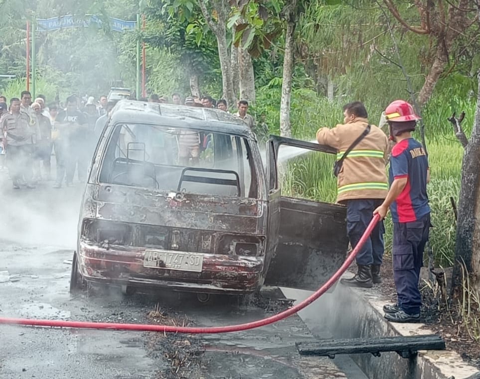LUDES: Mobil terbakar di Jalan Cantung, Padukuhan Jatisari, Kalurahan Bogor, Playen, Gunungkidul, Rabu (13/3) sekitar pukul 13.15 WIB.