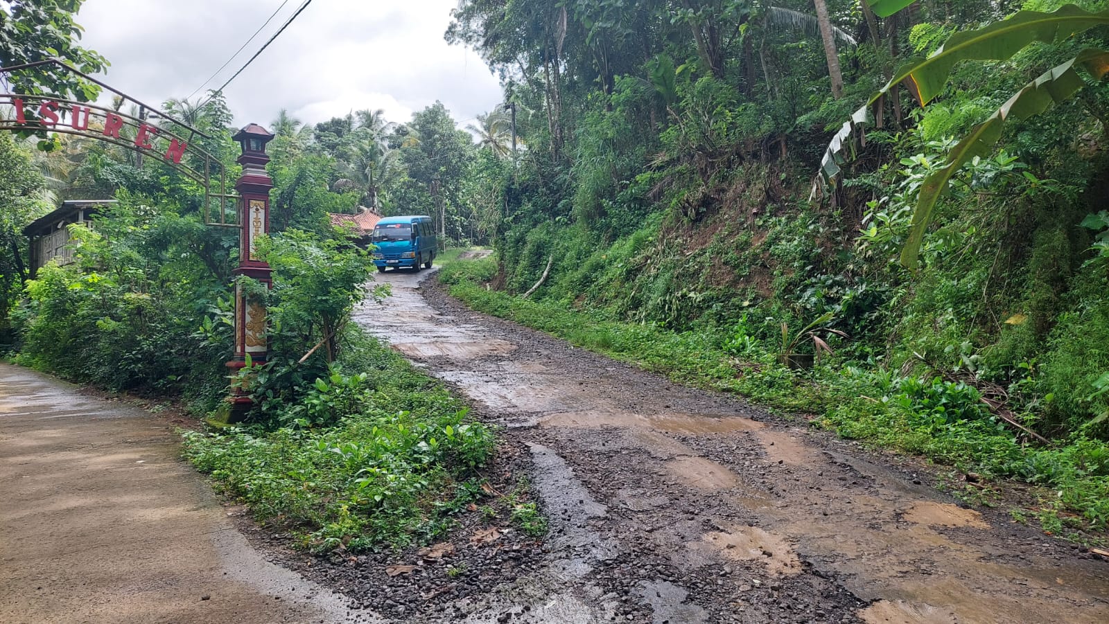 PARAH: Salah satu jalan kabupaten yang rusak di Padukuhan Tangkisan 2, Kalurahan Hargomulyo, Kapanewon Kokap.
