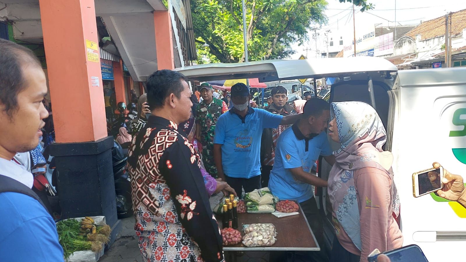SIAP: Sudarna saat pengecekan harga kebutuhan pokok di Pasar Wates.