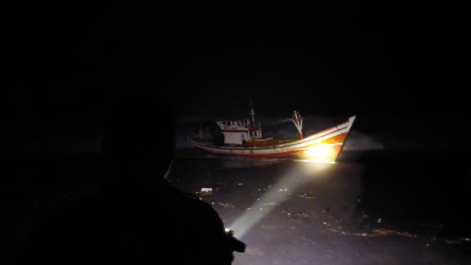 MENEPI: Kapal yang digunakan oleh 4 nelayan asal Banten telah menepi di Pantai Glagah.