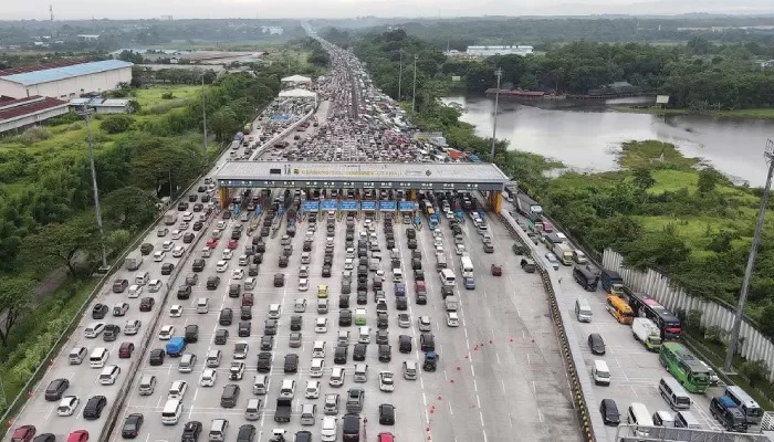 Ilustrasi foto udara yang menampilkan antrean pada gerbang tol Cikampek, Jawa Barat