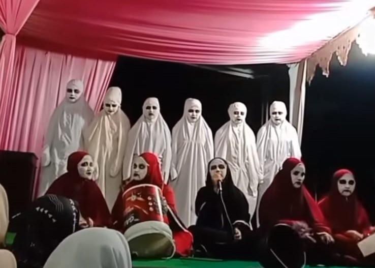 Sekelompok santri melakukan hadroh dengan kostum dan alat yang unik (Instagram/@ONI)