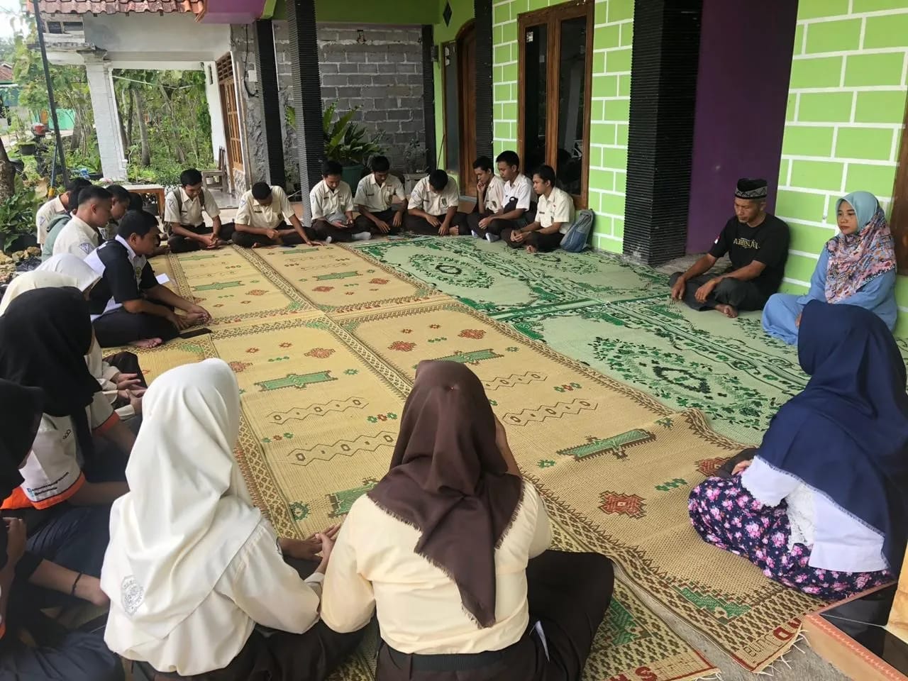 PENGABDIAN - Pelajar SMK Muspla Gunungkidul menggabungkan dakwah kultural di masyarakat, sekaligus menyukseskan Penerimaan Peserta Didik Baru (PPDB) di salah satu rumah warga pada akhir bulan lalu