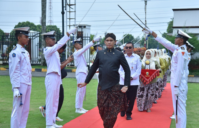 KEBANGGAAN : Kedatangan piala Adipura di halaman Pendopo Kabumian disambut prosesi upacara pedang pora di Halaman Pendopo Kabumian, kemarin (13/3).(Dokumentasi Prokopim Kebumen)