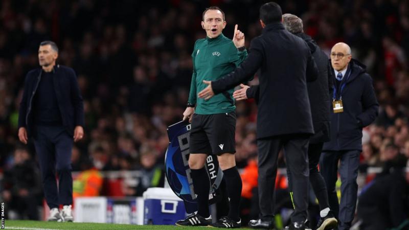 DEBAT - Pelatih Arsenal (kanan) protes dengan oficial keempat dengan Sergio Conceicao di pinggir lapangan (paling kiri). (getty images)