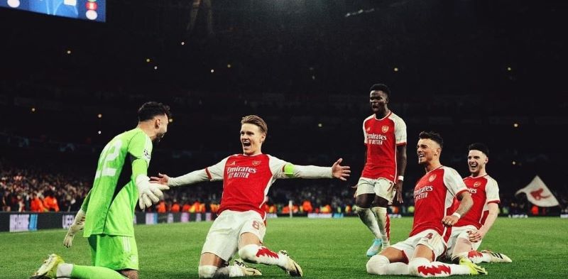 LOLOS - Pemain Arsenal rayakan kemenangan berkat penyelamatan gemilang Davi Raya di babak adu penalti (ig arsenal)