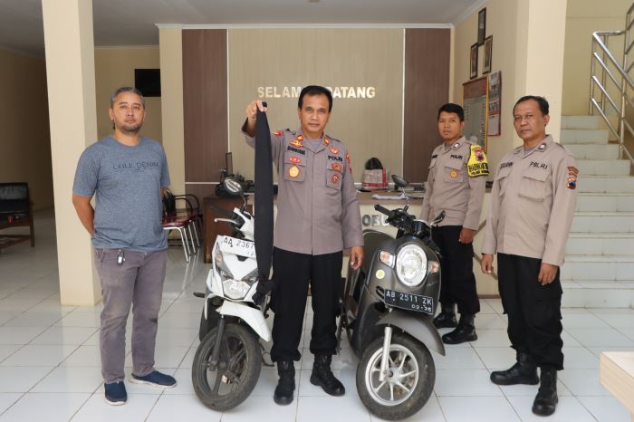 TUNJUKKAN BARBUK: Polisi berhasil menangkap kelompok remaja yang terlibat perang sarung di Kecamatan Mertoyudan dan Borobudur.