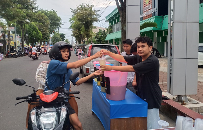 Pedagang takjil di depan kampus UMP tengah menunggu konsumen, Selasa (12/3).&nbsp;JIHAN ARON VAHERA/RADAR JOGJA