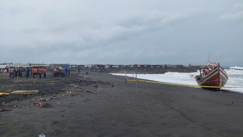 Kondisi kapal Mugi Jaya yang kandas di Pantai Glagah pagi tadi.
