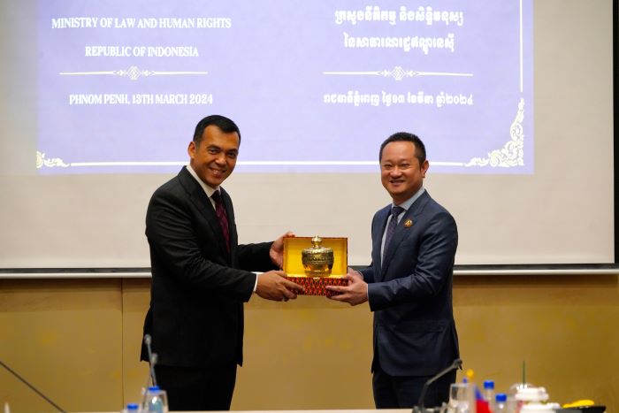 Direktur Jenderal Imigrasi Kamboja, Letnan Jenderal SOK Veasna dan Dirjen Imigrasi Indonesia, Silmy Karim