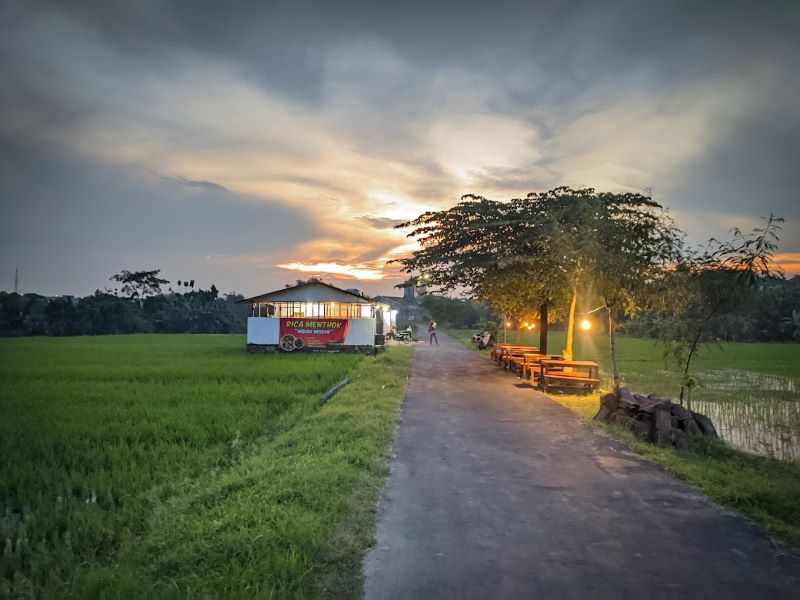 Warung Rica Mentok Mbah Modin, Hidden Gem di Tengah Sawah Karanganyar.