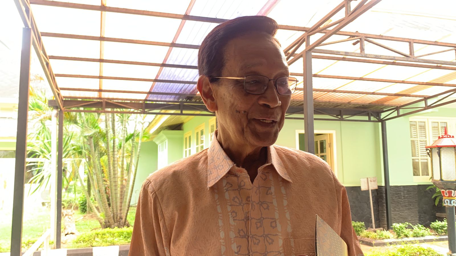 LITERASI: Gubernur DIY Hamengku Buwono di Kompleks Kepatihan Kamis (14/3).