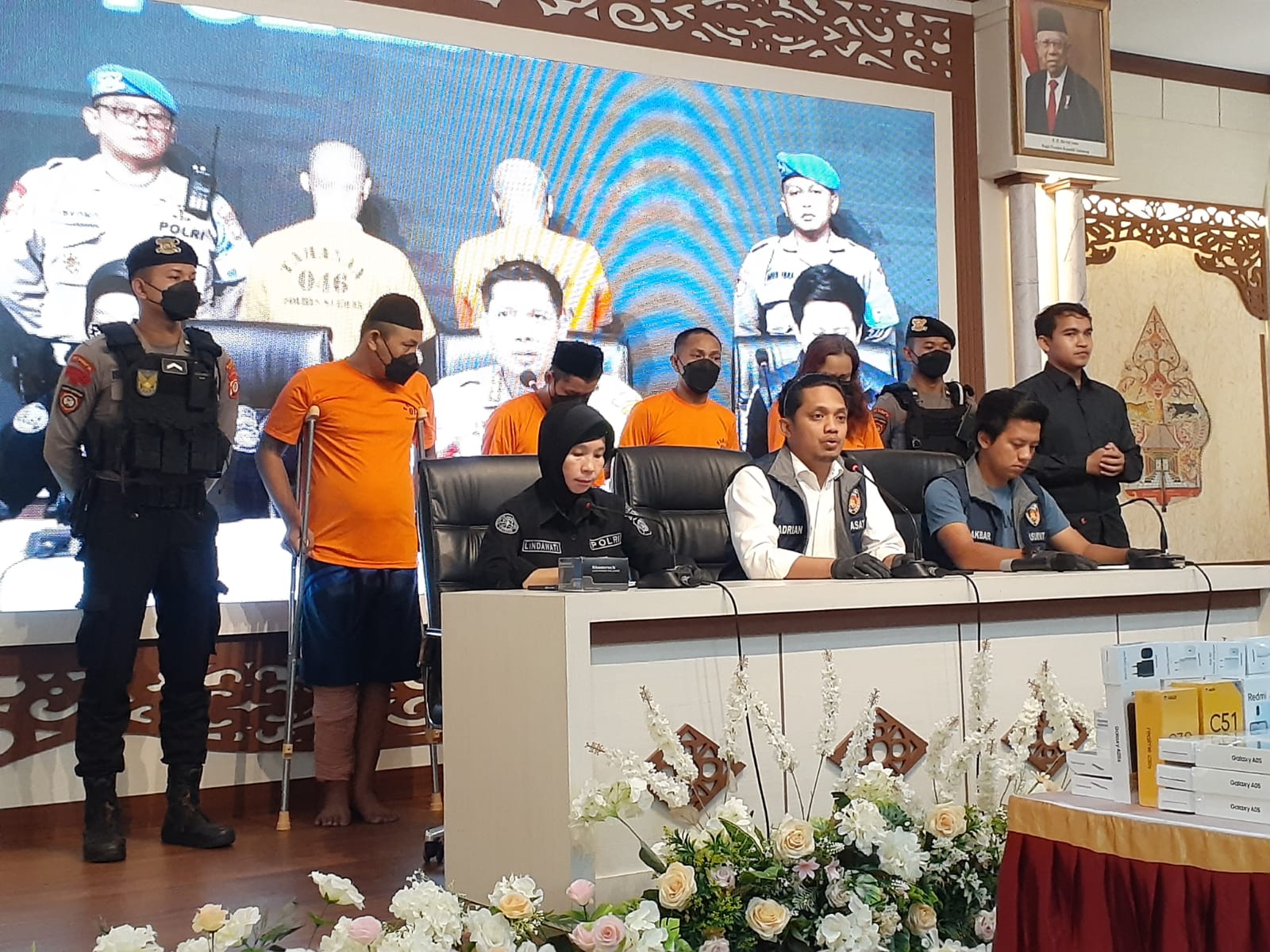 BUTUH: Para tersangka pembobolan konter handphone di wilayah Godean saat dihadirkan di Polresta Sleman pada Kamis (14/3).