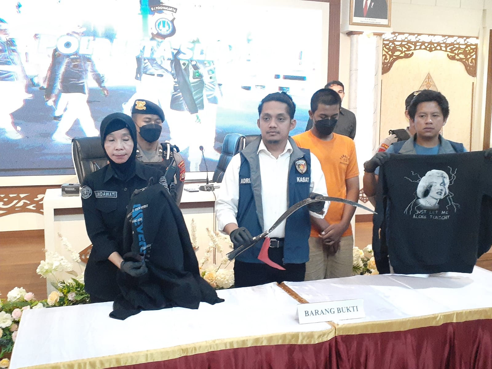 RINGKUS: Petugas Polresta Sleman saat menunjukkan barang bukti dan tersangka GL penganiayaan, Kamis (14/3).